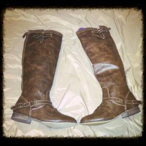 ⭐️⭐️Gorgeous Brown Breckelle's Boots!⭐️⭐️