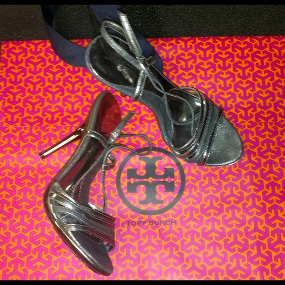 Like new pewter silver heels, cross strap sexy