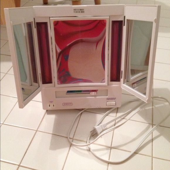 $15 off!! 3 way mirror!! Awesome for doing makeup!