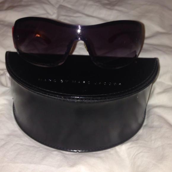 Marc Jacobs sunglasses with case main image 3