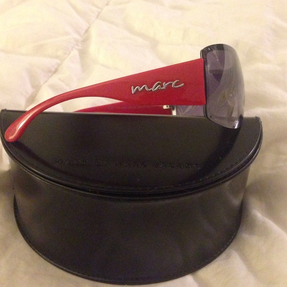 Marc Jacobs sunglasses with case main image 4