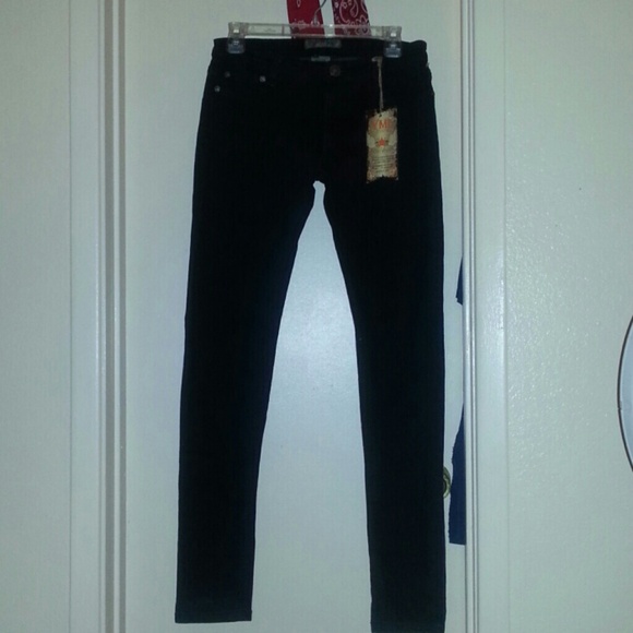 Black skinny jegging