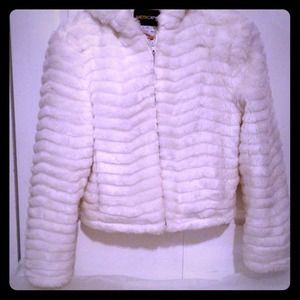💞White faux fur hooded jacket💞
