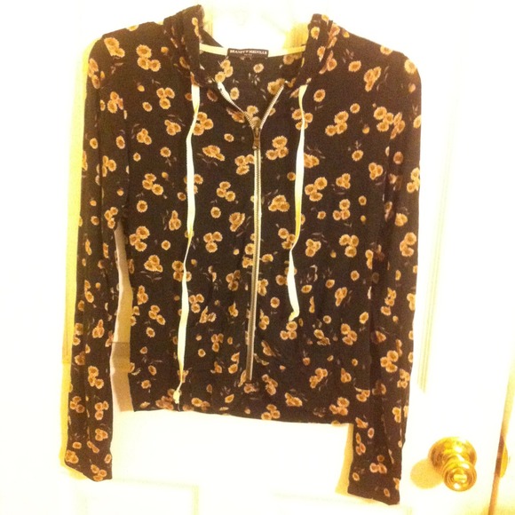 🔵TRADED🔵Brandy Melville Black Sunflower Sydney - Picture 3 of 4