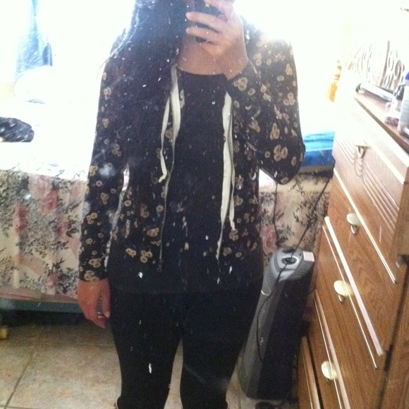 🔵TRADED🔵Brandy Melville Black Sunflower Sydney - Picture 4 of 4