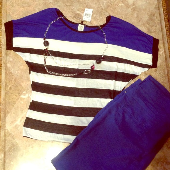 Shirt and necklace 💙