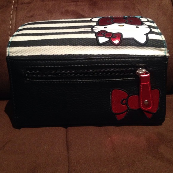 🚫SOLD🚫 Hello Kitty Wallet - Picture 3 of 3