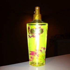 🎄🎅🎁 Victoria secret body spray !!