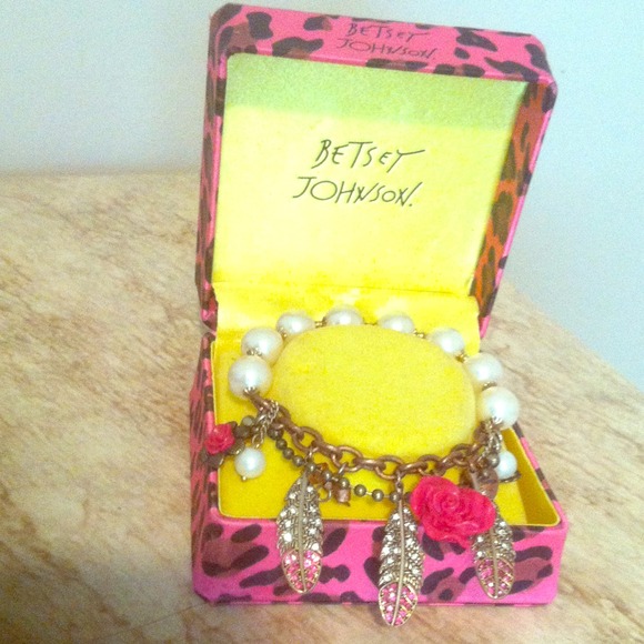 Newly used 💕Betsey Johnson💕 bracelet🎀