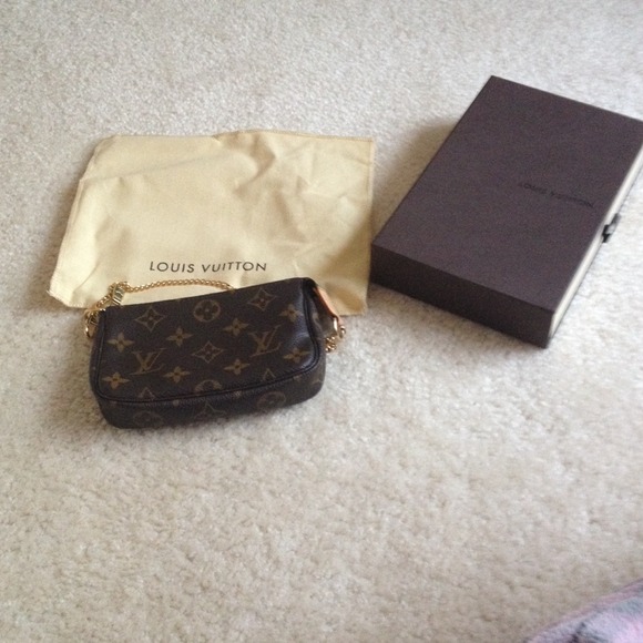 Authentic  Louis Vuitton small pouchett