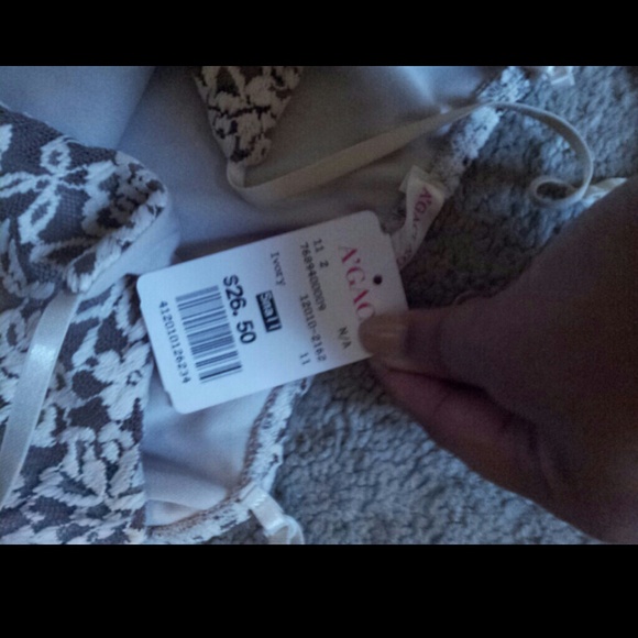 ❌SOLD❌Cream Flowy lace dress - Picture 2 of 4