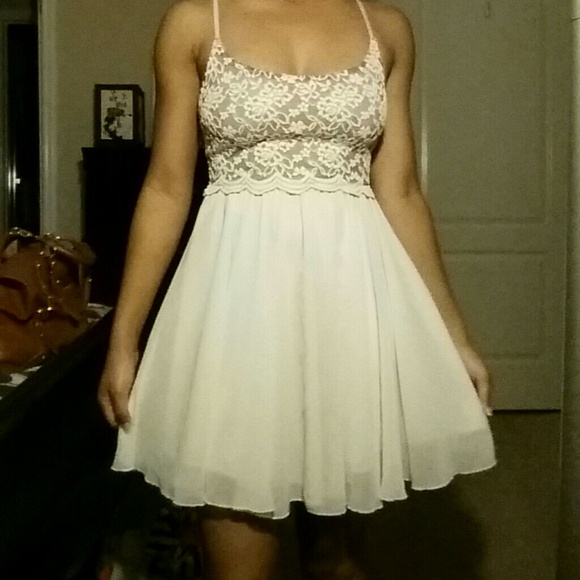 ❌SOLD❌Cream Flowy lace dress - Picture 3 of 4