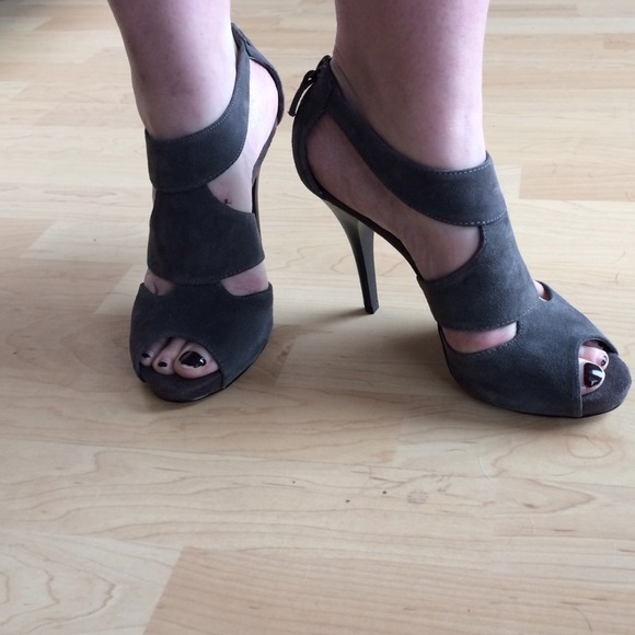 Grey suede open toed pumps - Picture 3 of 3