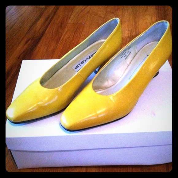 Andrew Gellar Bold Yellow 'Patty' Pumps