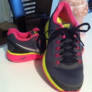 💜SALE Youth Nike Sneakers Excellent condition 💜