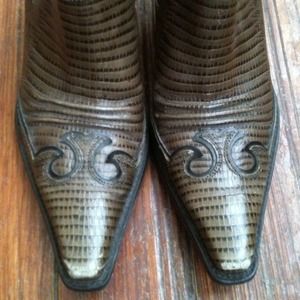 Gator looking Gianni Bini booties