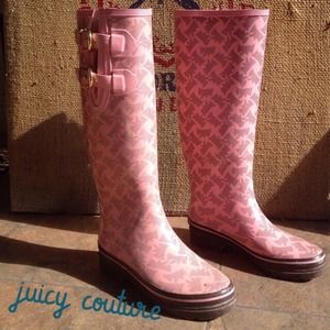 ☔️ look cute in the rain with this pair!