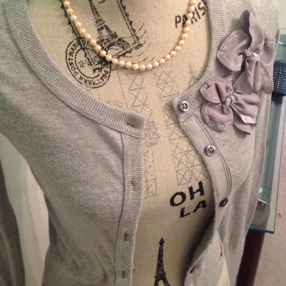 💢Gifted💢Grey Hollister 3/4 length sleeve sweater - Picture 2 of 3