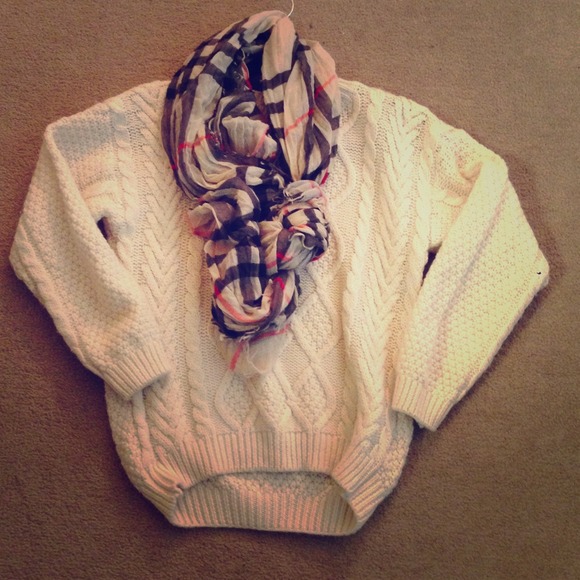 Bundled ⛔❄chunky cable sweater in ivory
