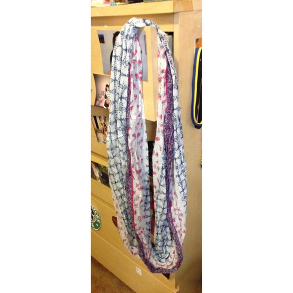 ❌❌Sold❌❌American Eagle Design Infinity scarf - Picture 2 of 2