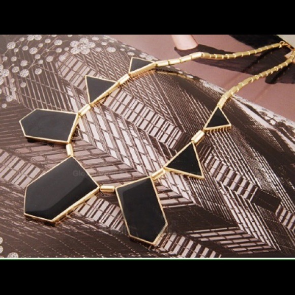 Jewelry - Last one! 🎉HP🎉 black & Gold color Necklace