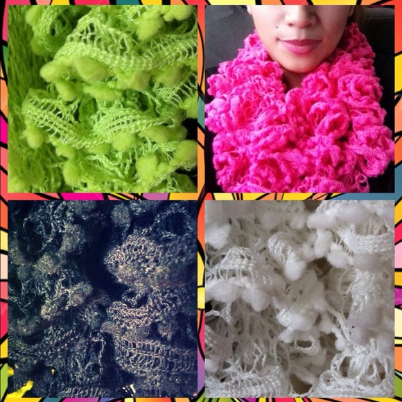 KNITTED SCARVES IN 3 COLORS