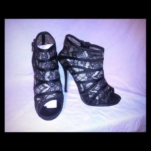 Lace high heel shoes !