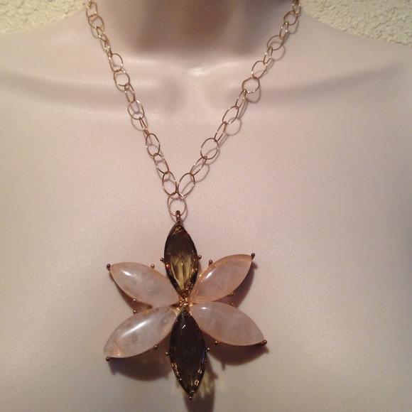 Very sweet pedal necklace