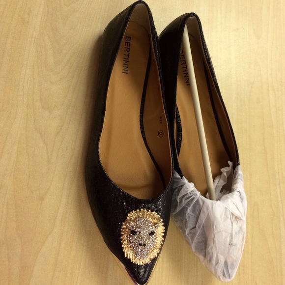 ❌SOLD❌BNIB black flat shoes with lion design