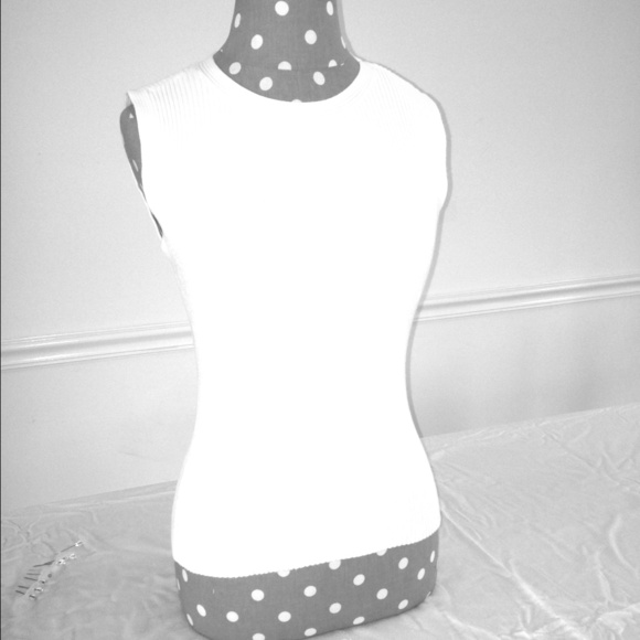 White sleeveless ribbed sweater.