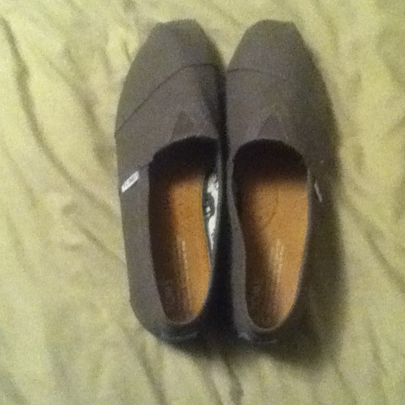 Toms Men's: 9.5 Women's: 11