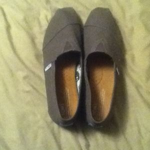 Toms Men's: 9.5 Women's: 11