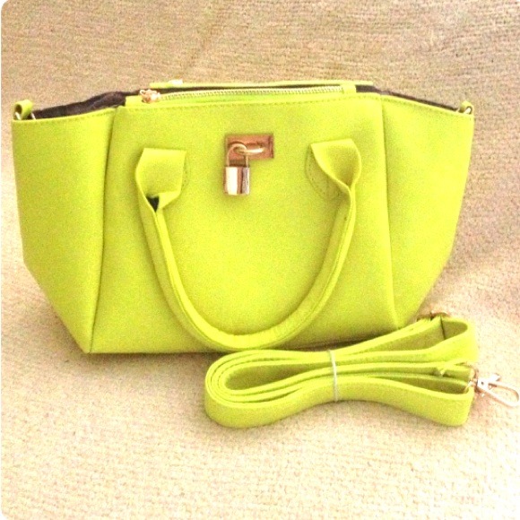 🌟Neon green celebrity inspired toe bag! 🌟