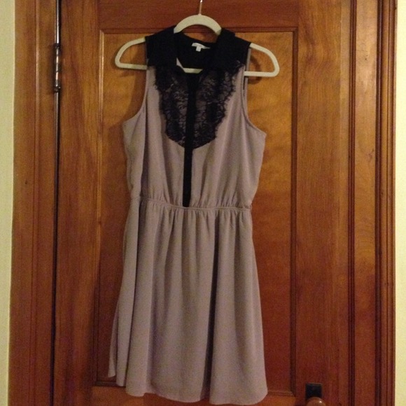 Lilac knee-length dress