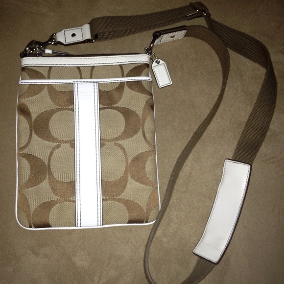 SOLD!!!!!AUTHENTIC COACH SIGNATURE SWINGPACK KHAKI