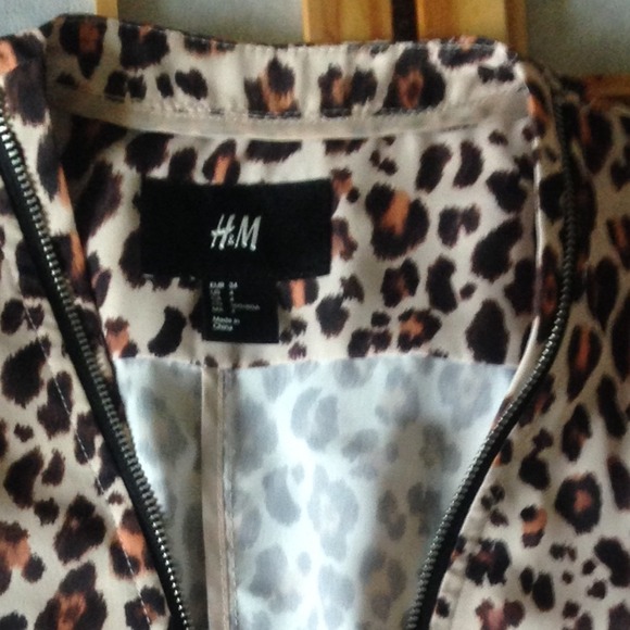 ❌SOLD❌Print Zip Up - Picture 2 of 3
