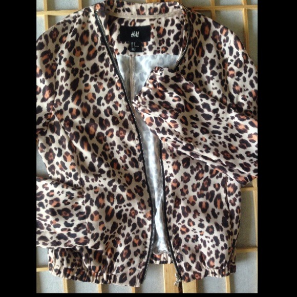 ❌SOLD❌Print Zip Up - Picture 3 of 3