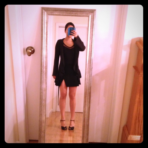 ⚠Keeping it⚠ Elie tahari ruffle sweater