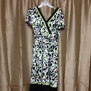 Green/black/white circle graphic dress