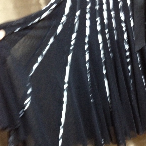 Beautiful mother of bride or holidays - Picture 2 of 2