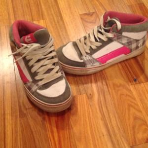 Very worn pink and grey etnies