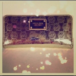 Michael kors gold zipped wallet