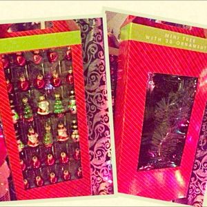 🎄Mini Christmas tree w/ 30 ornaments🎄