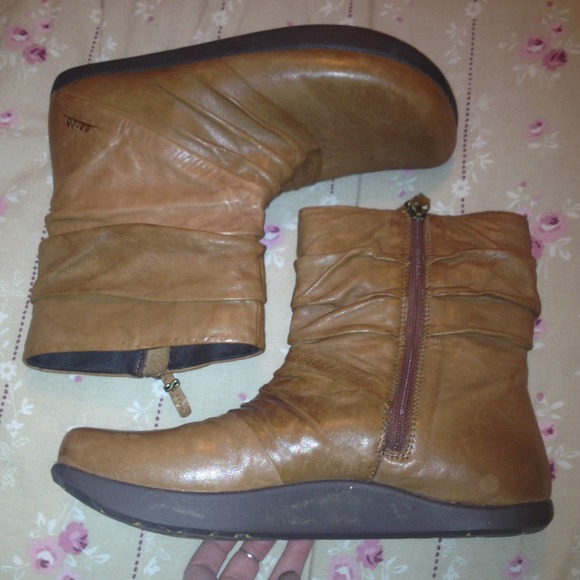 earth Boots - EARTH boots size 10