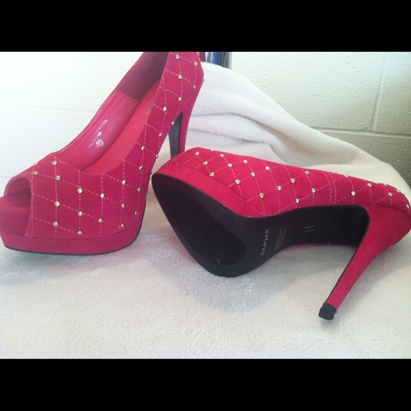 >>SOLD In Bundle!<< Pink "Quilted" Stiletto Heels - Picture 2 of 4