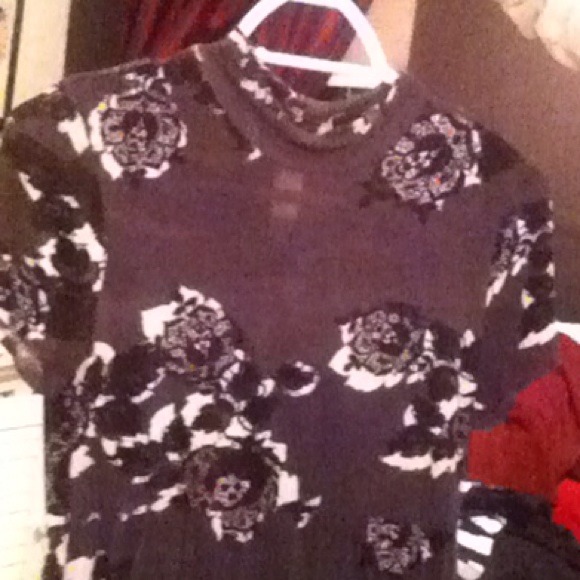 Low collar, short sleeve tunic