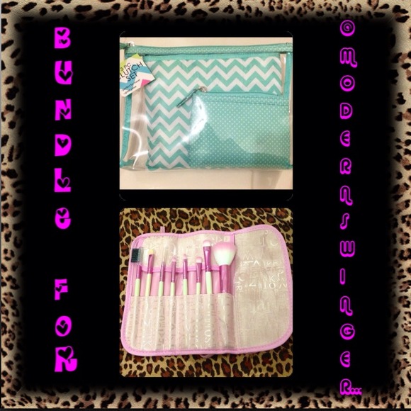 🎀 Makeup clutch and brushes 🎀