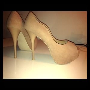 Charles Albert Cupid Taupe platform heels Size 8.5