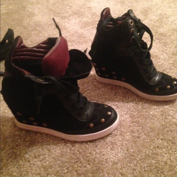 High heeled shoes black size 7
