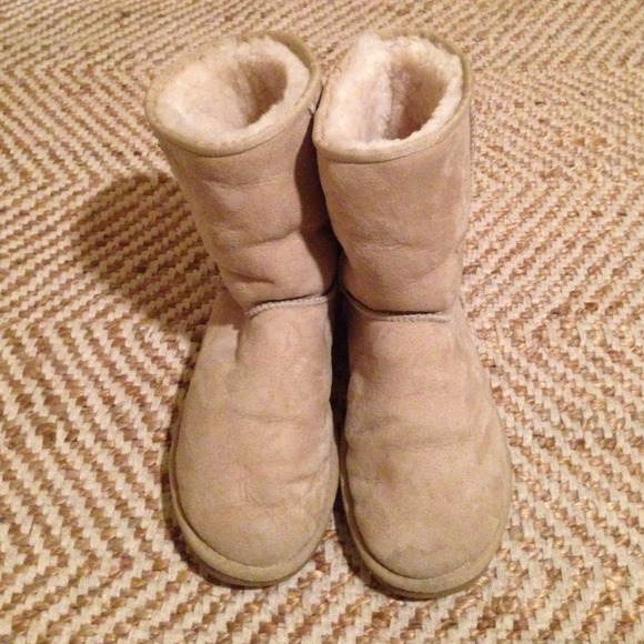 💰Price Reduced!💰 Classic Short UGG in Sand